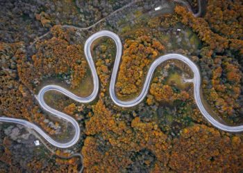 Domaniç Dağları'ndaki kıvrımlı yollar sonbaharın renkleriyle buluştu