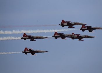 Türk Yıldızları Antalya semalarında gösteri uçuşu yaptı