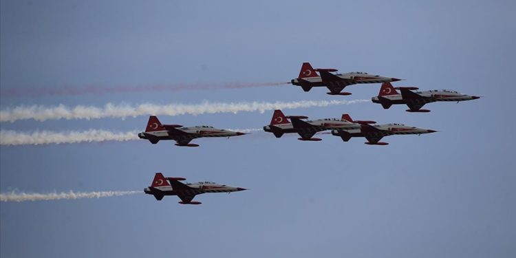 Türk Yıldızları Antalya semalarında gösteri uçuşu yaptı