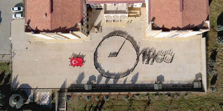 Siirtli öğrenciler Atatürk'ü koreografiyle andı