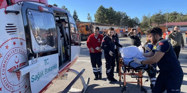 Bartın’da ambulans helikopter 8 aylık bebek için havalandı