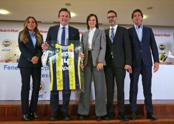 Fenerbahçe Opet Kadın Voleybol Takımı ile MediaMarkt arasında sponsorluk anlaşması yapıldı