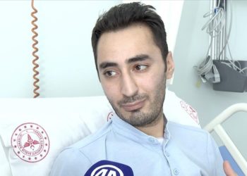 Kalbi sağda atan genç takılan “yapay kalbiyle” yaşamını sürdürüyor