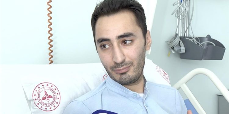 Kalbi sağda atan genç takılan “yapay kalbiyle” yaşamını sürdürüyor