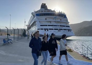 "Astoria Grande" kruvaziyeri, 954 yolcusuyla Amasra'da demirledi