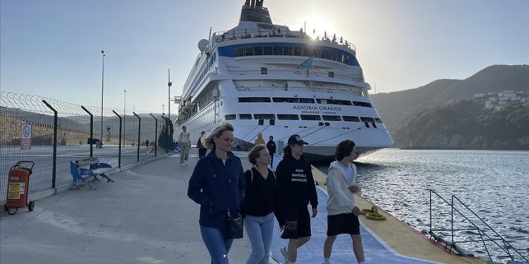 "Astoria Grande" kruvaziyeri, 954 yolcusuyla Amasra'da demirledi