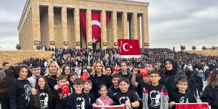 Köy okulu öğrencileri ilk kez Anıtkabir'i ziyaret etti