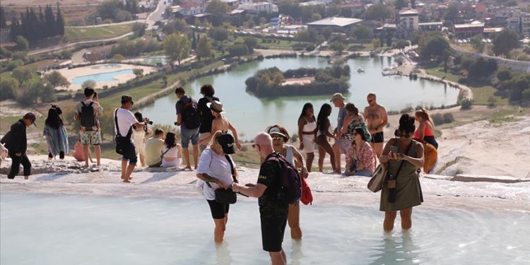 Pamukkale’deki oteller ara tatil öncesinde büyük ölçüde doldu
