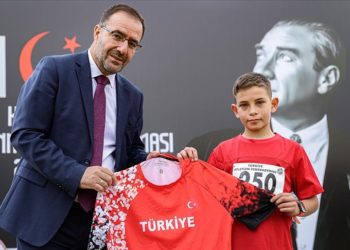 Dürüstlük yaptı, hediye milli formayı kaptı