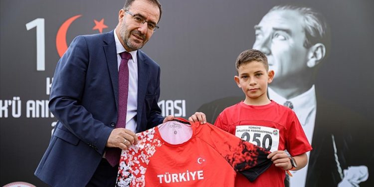 Dürüstlük yaptı, hediye milli formayı kaptı