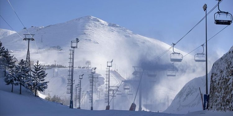 Kayak merkezlerinde en fazla kar kalınlığı 92 santimetreyle Palandöken'de ölçüldü