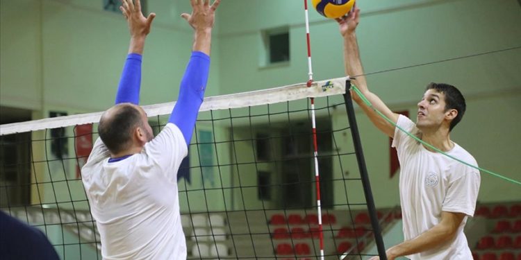 Hatay’ın erkek voleybol takımı, ligi orta sıralarda tamamlamak istiyor