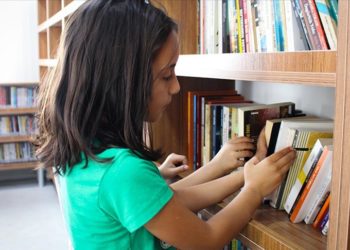 Üniversiteliler Hatay’daki depremzede öğrenciler için kütüphane kurdu