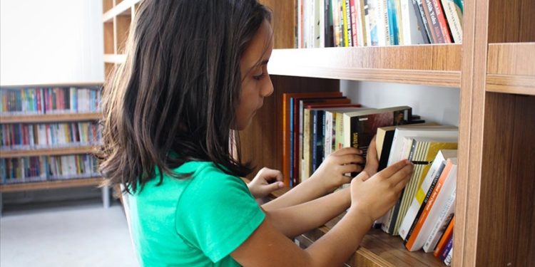 Üniversiteliler Hatay’daki depremzede öğrenciler için kütüphane kurdu