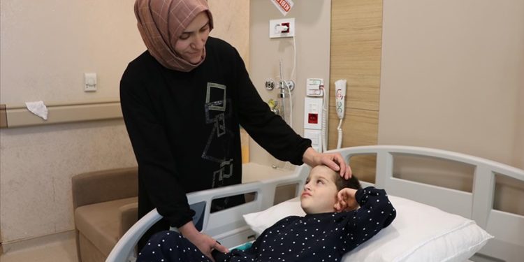 Çakmakla oynarken kıyafeti tutuşan 4 yaşındaki Kerem, Erzurum Yanık Merkezinde sağlığına kavuştu