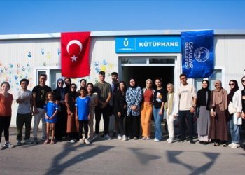 Üniversiteliler Hatay’daki depremzede öğrenciler için kütüphane kurdu