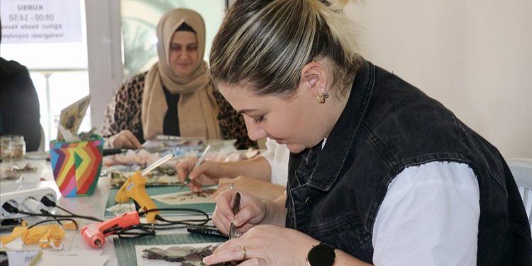 Üç boyutlu kağıt rölyef tablolar geçim kaynakları oldu