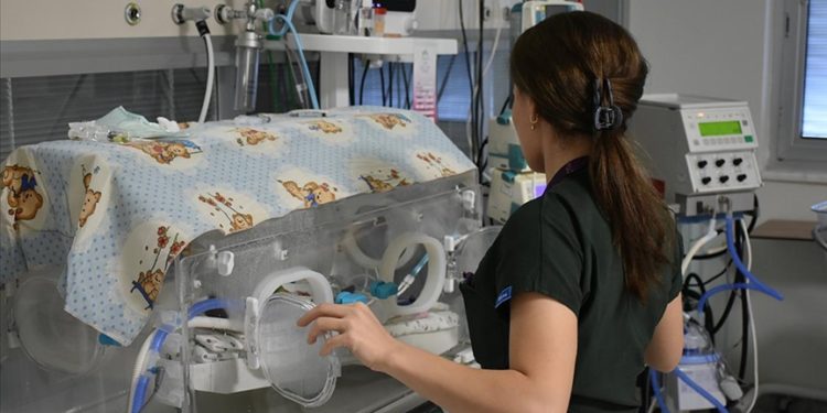 KTÜ’lü sağlıkçılar, prematüre doğum sonrası hayata bağladıkları çocuklarla buluştu