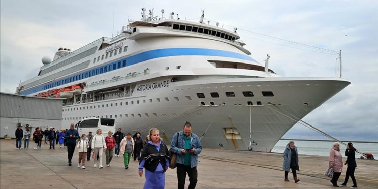 "Astoria Grande" kruvaziyeri Samsun'a geldi