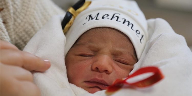 Defne Devlet Hastanesi'nde doğan ilk bebeğe "Mehmet" adı verildi