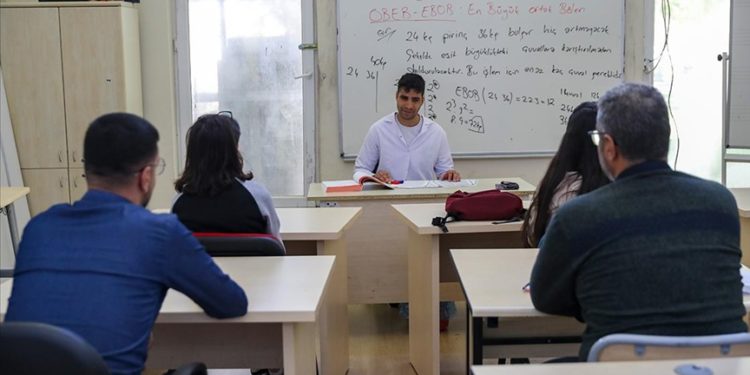 Görme engelli öğretmen eğitim aldığı kursta engelliler için eğitmen oldu