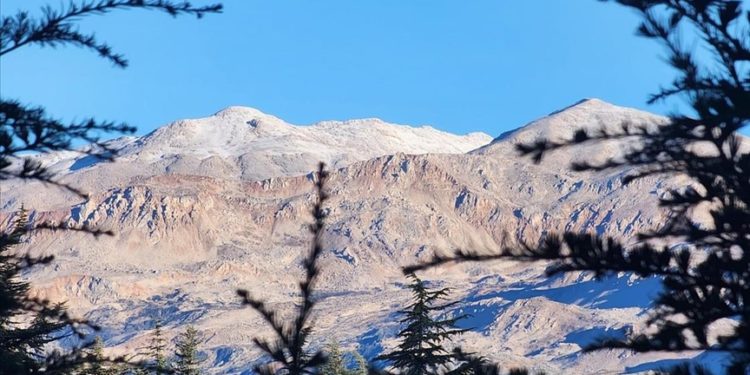 Antalya'nın Kaş ilçesinde yüksek kesimlere kar yağdı