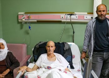 Oğlunun kalp masajıyla hayata tutundu, 38 günlük yaşam mücadelesini kazandı