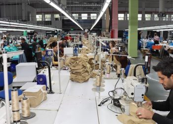 Adıyaman'da çevre dostu fabrika kendi elektriğini üretip biriktirdiği yağmur suyunu kullanıyor