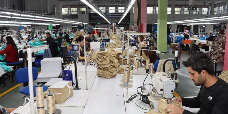 Adıyaman'da çevre dostu fabrika kendi elektriğini üretip biriktirdiği yağmur suyunu kullanıyor