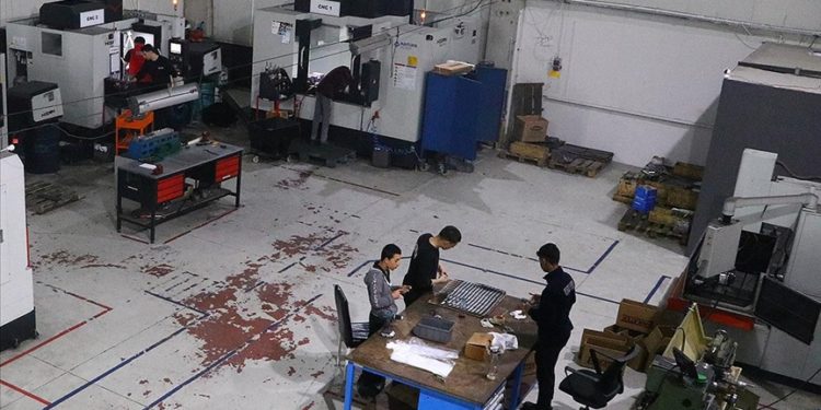 KOSGEB desteğiyle büyüttüğü işletmesinde ürettiği kalıpları Rusya’ya ihraç ediyor