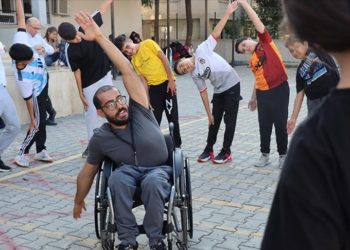 Tekerlekli sandalyedeki milli sporcu azmiyle beden eğitimi öğretmeni oldu