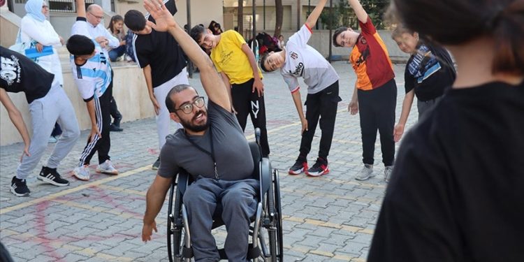 Tekerlekli sandalyedeki milli sporcu azmiyle beden eğitimi öğretmeni oldu