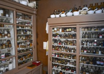 Üç kuşağın eczanesi Türk ilaç sanayisinin asırlık şahidi