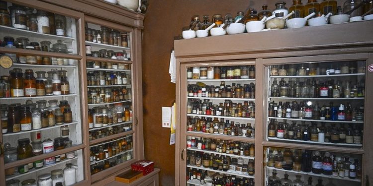 Üç kuşağın eczanesi Türk ilaç sanayisinin asırlık şahidi