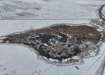 Kars'ta 2 bin 237 rakımdaki Çalı Gölü'nün büyük bölümü buzla kaplandı