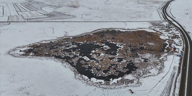 Kars'ta 2 bin 237 rakımdaki Çalı Gölü'nün büyük bölümü buzla kaplandı