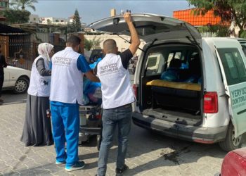 Yeryüzü Doktorları Gazze’de temel ihtiyaç malzemesi dağıtıyor