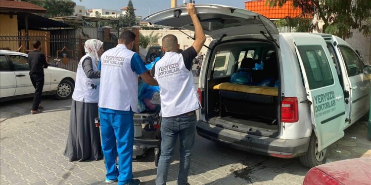 Yeryüzü Doktorları Gazze’de temel ihtiyaç malzemesi dağıtıyor