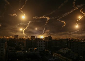 İsrail, savaşın ikinci ayına girerken gece boyu Gazze'deki sivillerin üzerine bomba yağdırmayı sürdürüyor