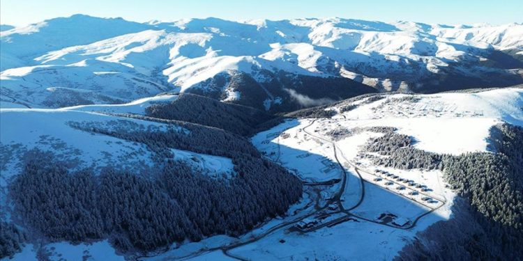 Giresun'da Kümbet Yaylası beyaza büründü