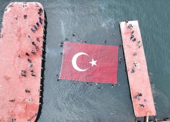 Engelli öğrenciler, Haliç'ten aldıkları Türk bayrağını deniz üstünde açtı