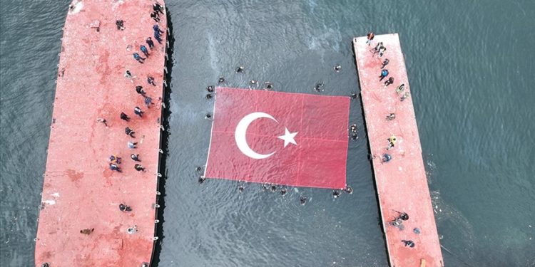 Engelli öğrenciler, Haliç'ten aldıkları Türk bayrağını deniz üstünde açtı
