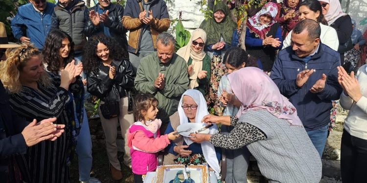 Cumhuriyet'le yaşıt Aydınlı Fatma Çiftçi'ye doğum günü sürprizi