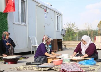 Kahramanmaraş’ta afetzedeler imece usulü kışlık yiyecek hazırlıyor