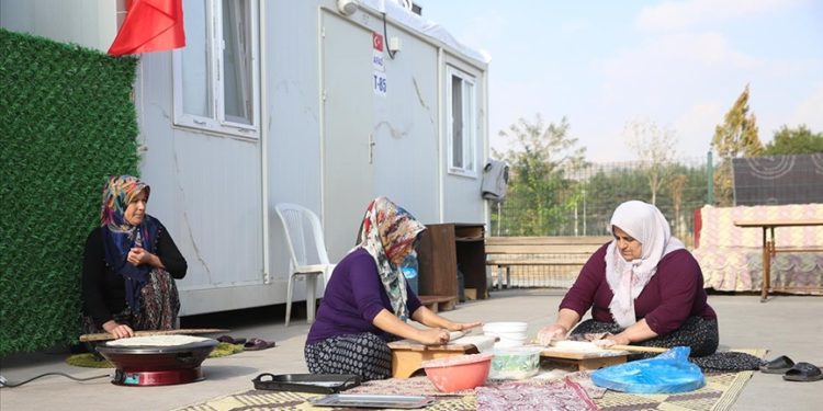 Kahramanmaraş’ta afetzedeler imece usulü kışlık yiyecek hazırlıyor