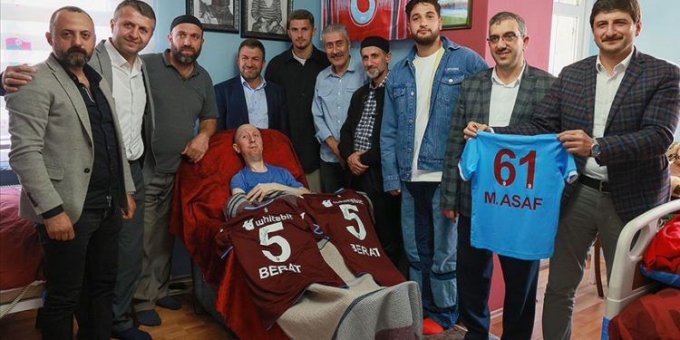 Trabzonsporlu futbolculardan anlamlı ziyaret