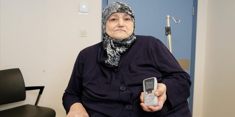 Bilecik’te yaşayan 70 yaşındaki kadın çare bulunamayan ağrılarından beline takılan pille kurtuldu