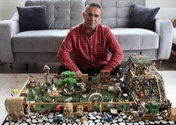 Ağaç parçaları ve çakıl taşlarla Anadolu hayatını anlatan ürünler tasarlıyor