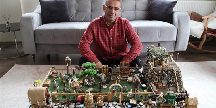 Ağaç parçaları ve çakıl taşlarla Anadolu hayatını anlatan ürünler tasarlıyor