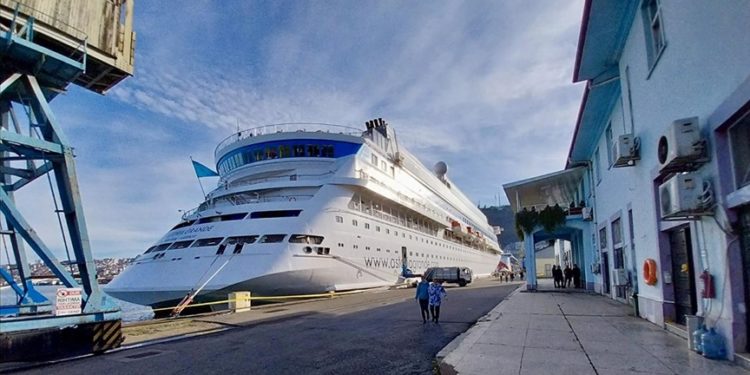 "Astoria Grande" kruvaziyeri bu yıl 14. kez Trabzon Limanı'na geldi